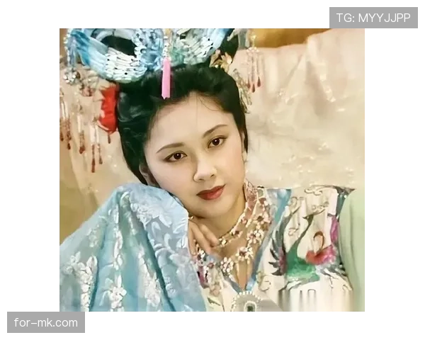 朱琳排队买地摊糖葫芦，手里却拎着奢牌购物袋——这反差把我笑了